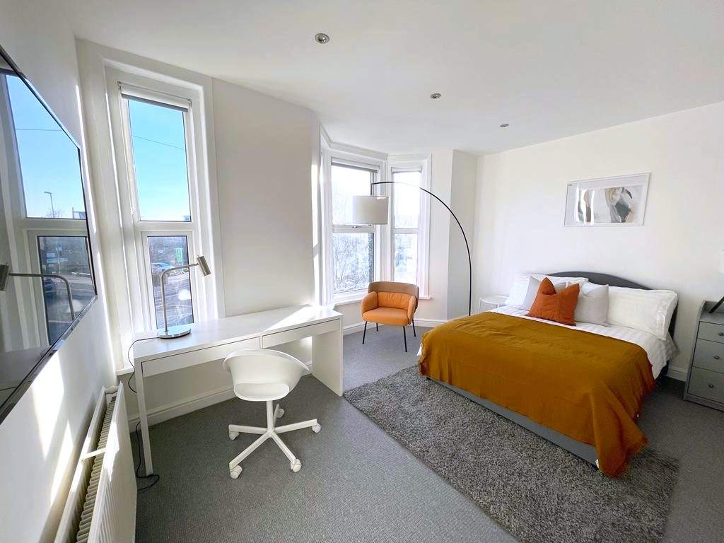 Bright double room with bay window at 4 Ann's Hill Road