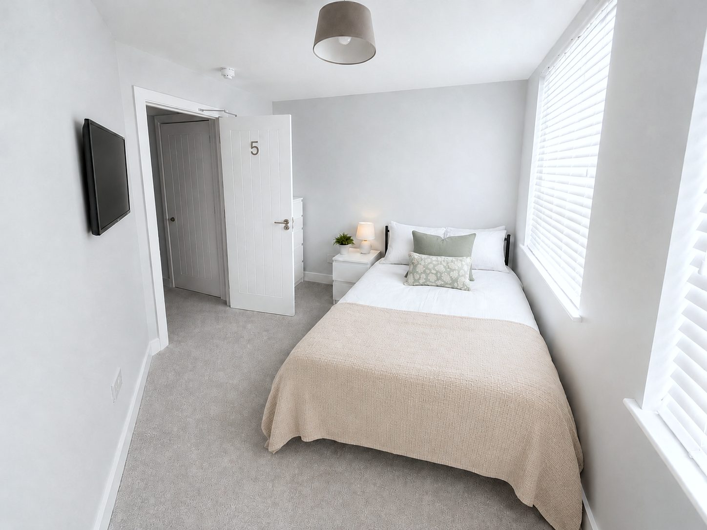 Double bed with double front windows